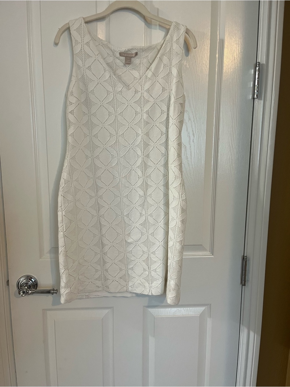 Sleeveless White Lace Pattern Sheath Dress